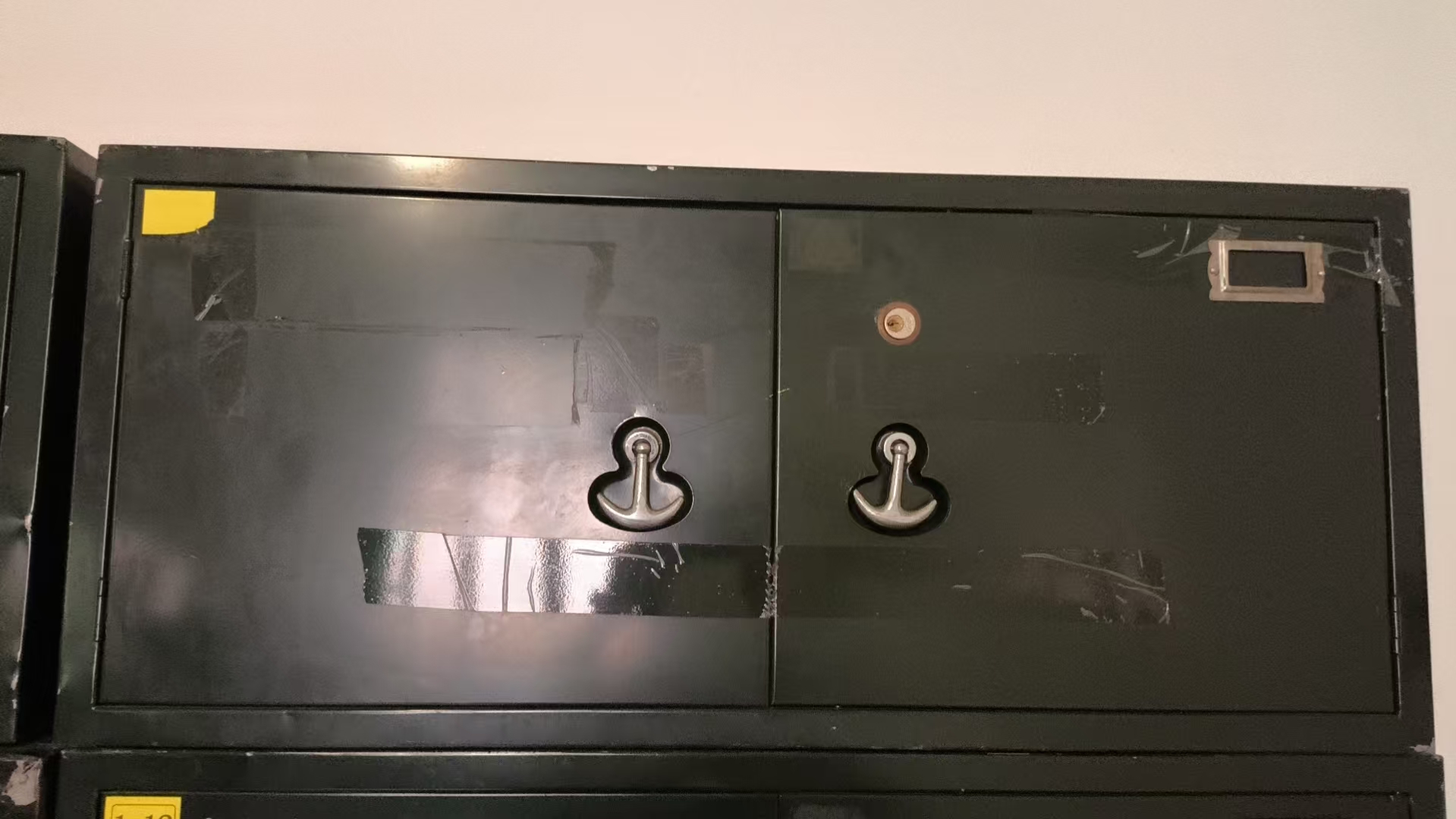 双开门小铁皮柜