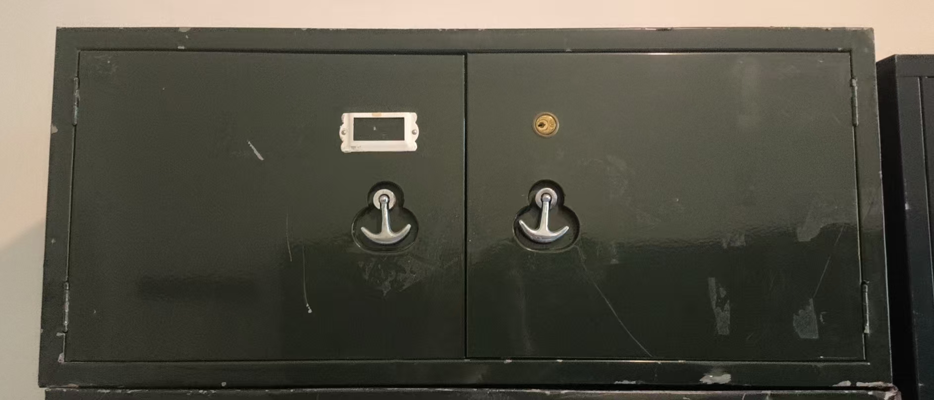 双开门小铁皮柜