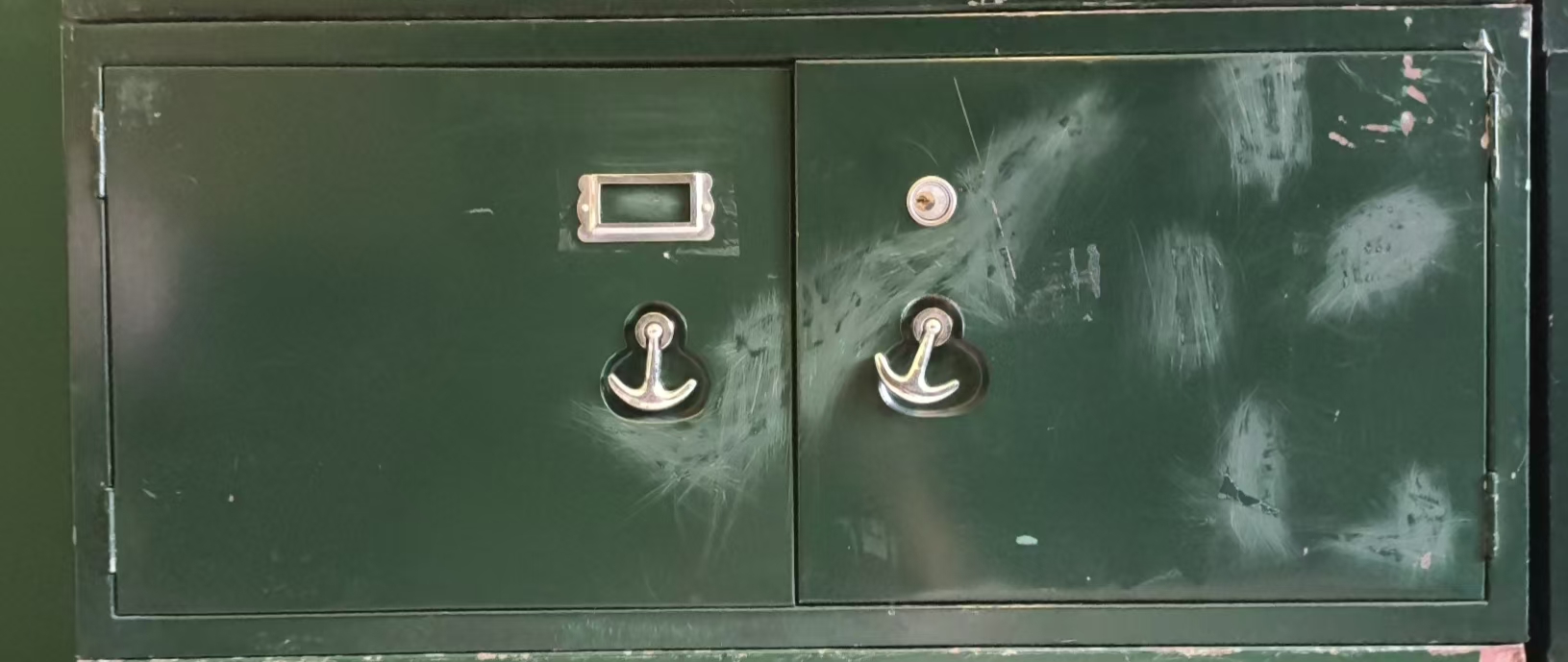 双开门小铁皮柜