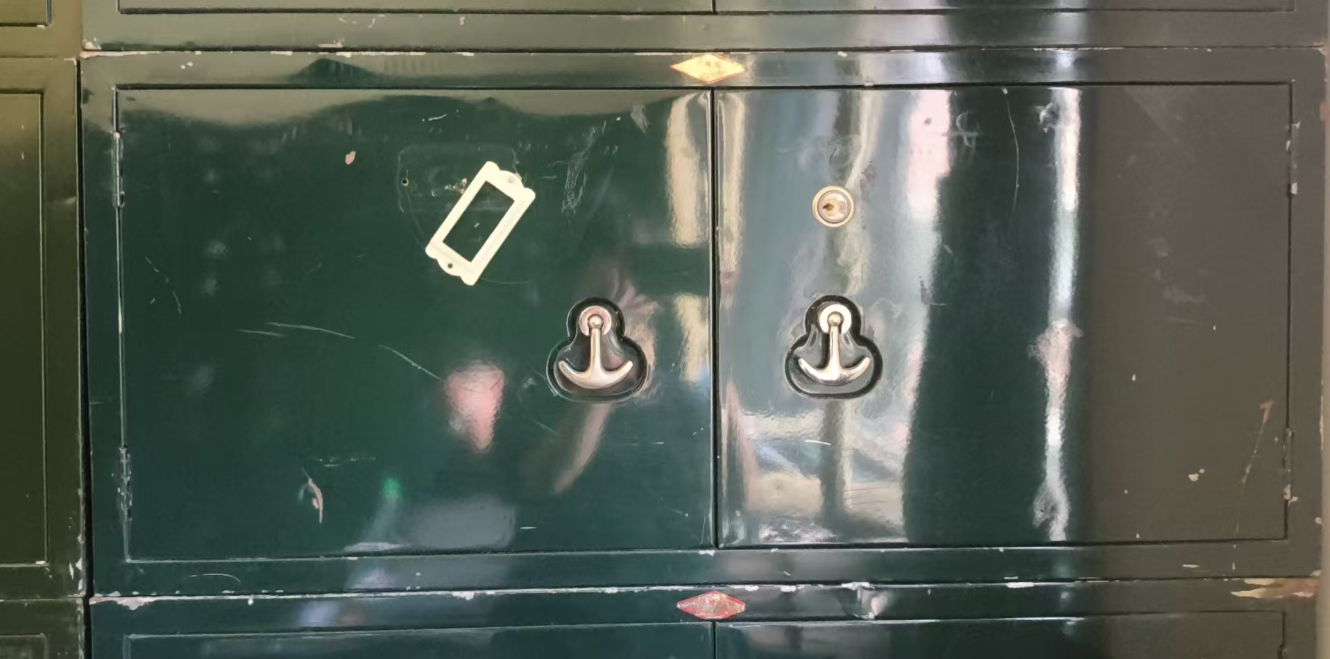 双开门小铁皮柜