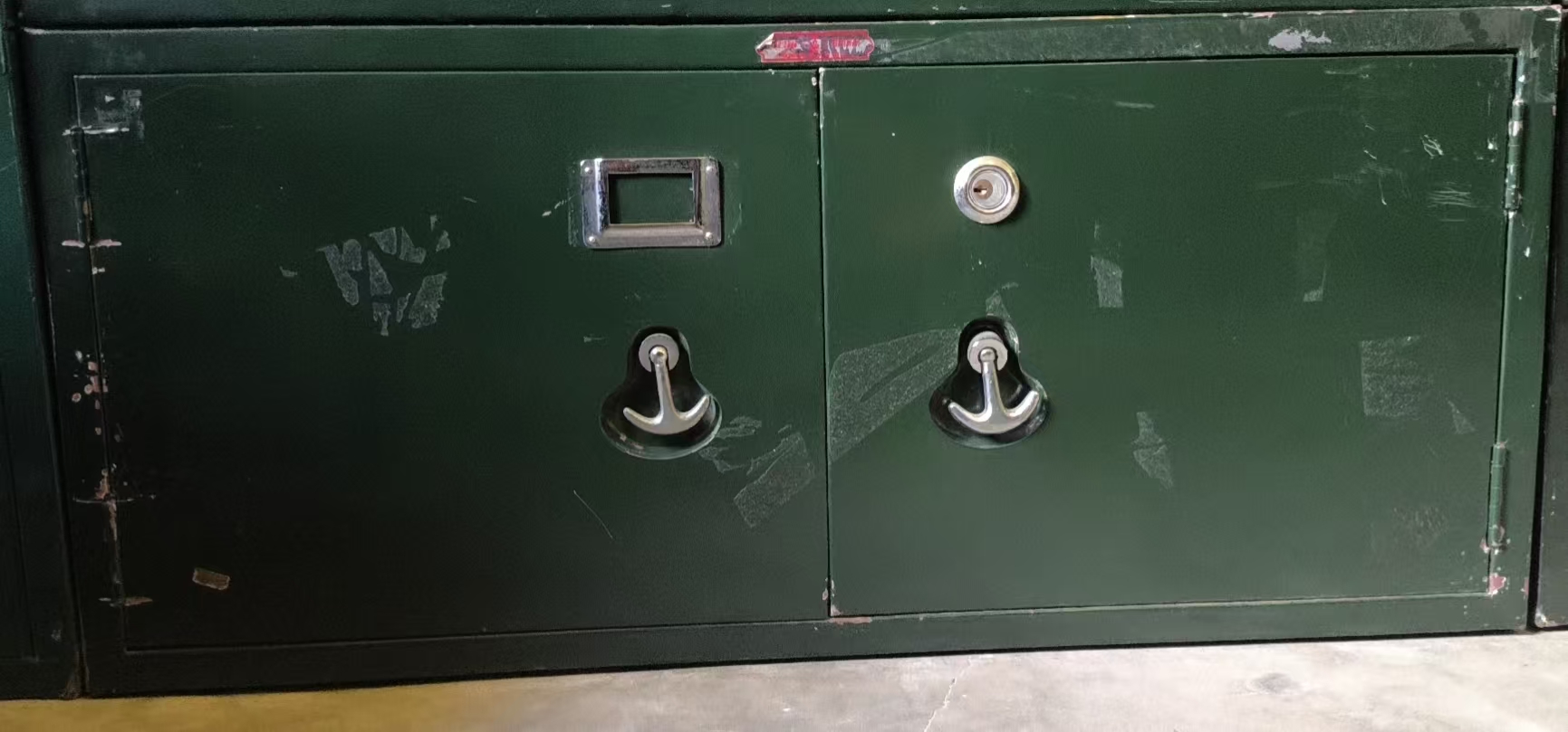 北海牌双开门小铁皮柜