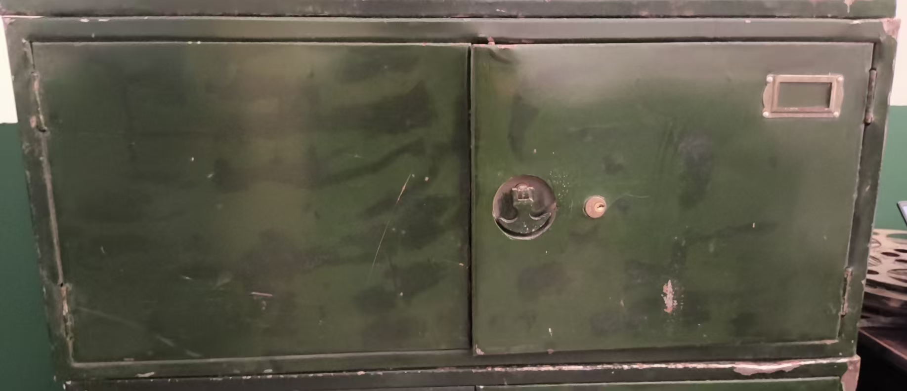 双开门小铁皮柜