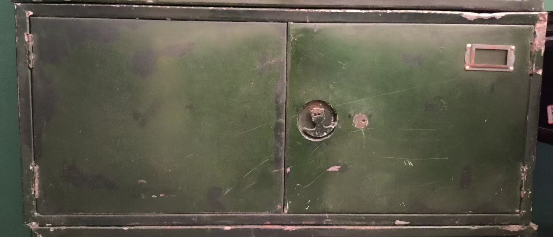 双开门小铁皮柜