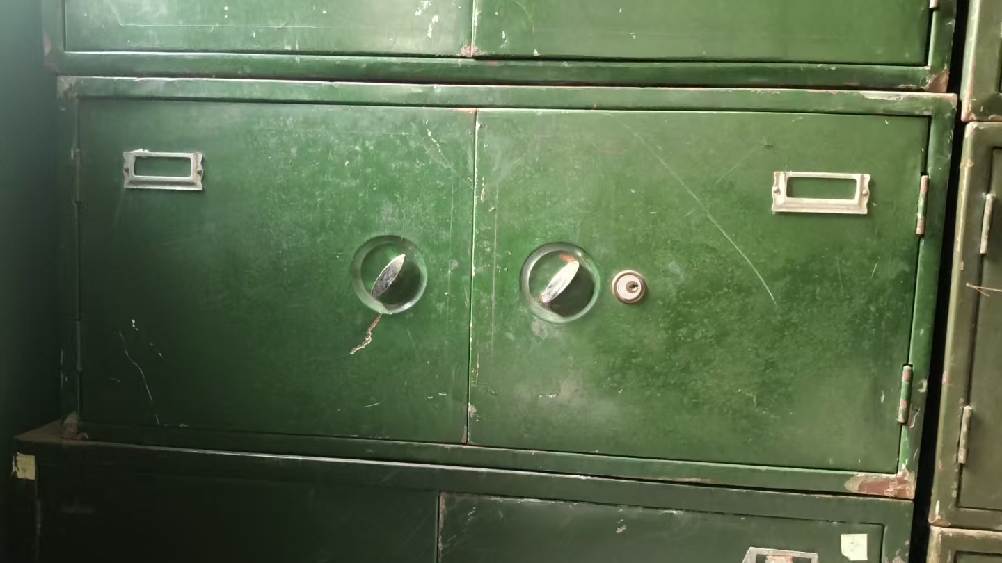 双开门小铁皮柜