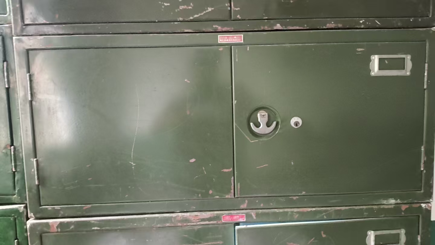 双开门小铁皮柜