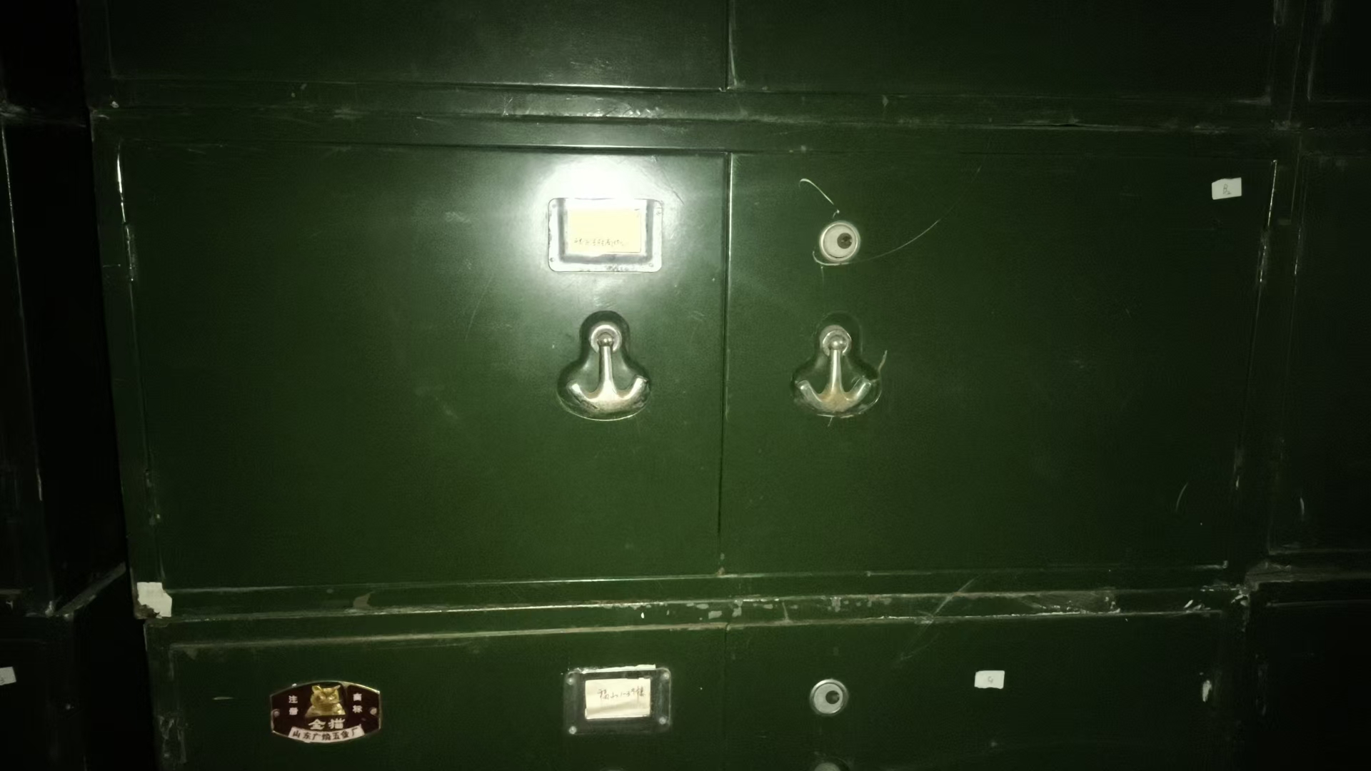 双开门小铁皮柜