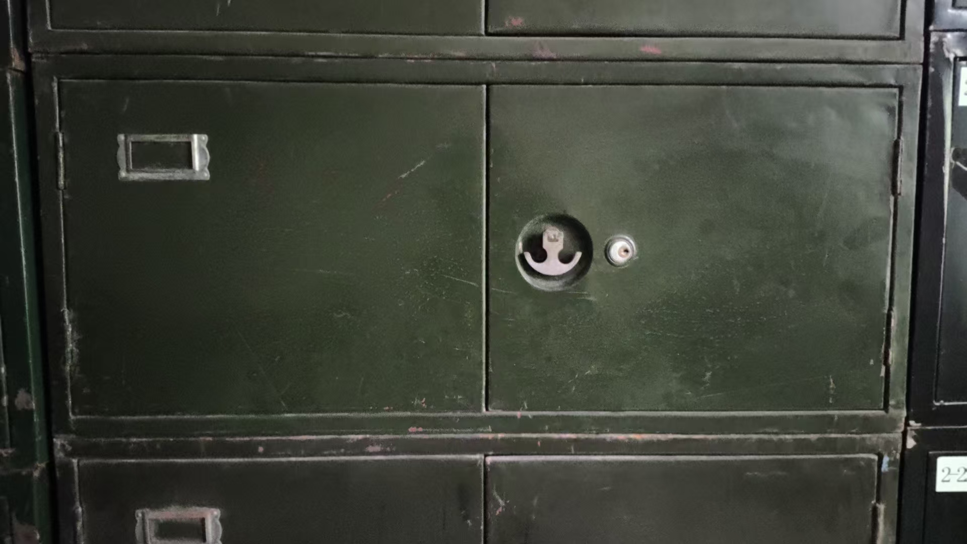 双开门小铁皮柜