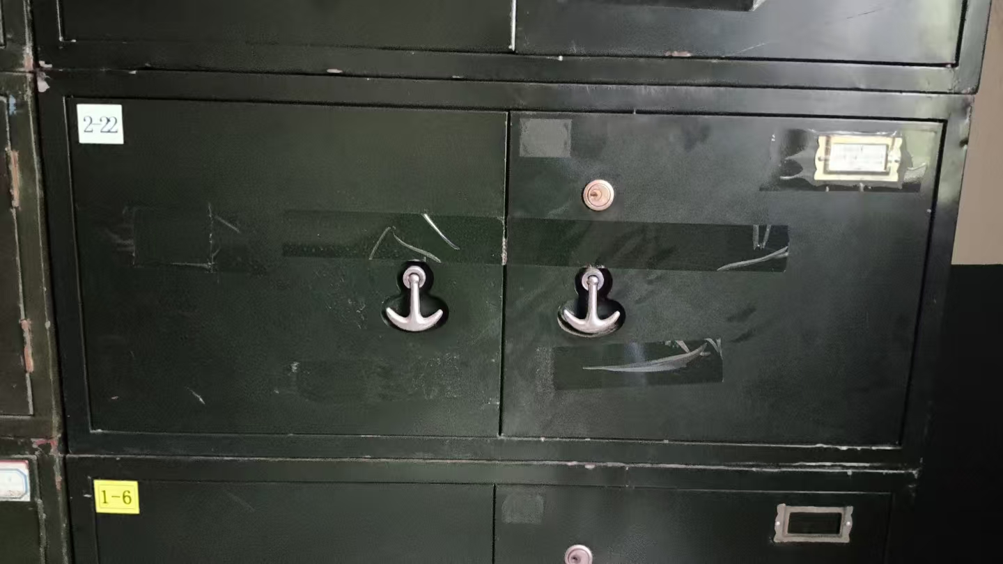 双开门小铁皮柜