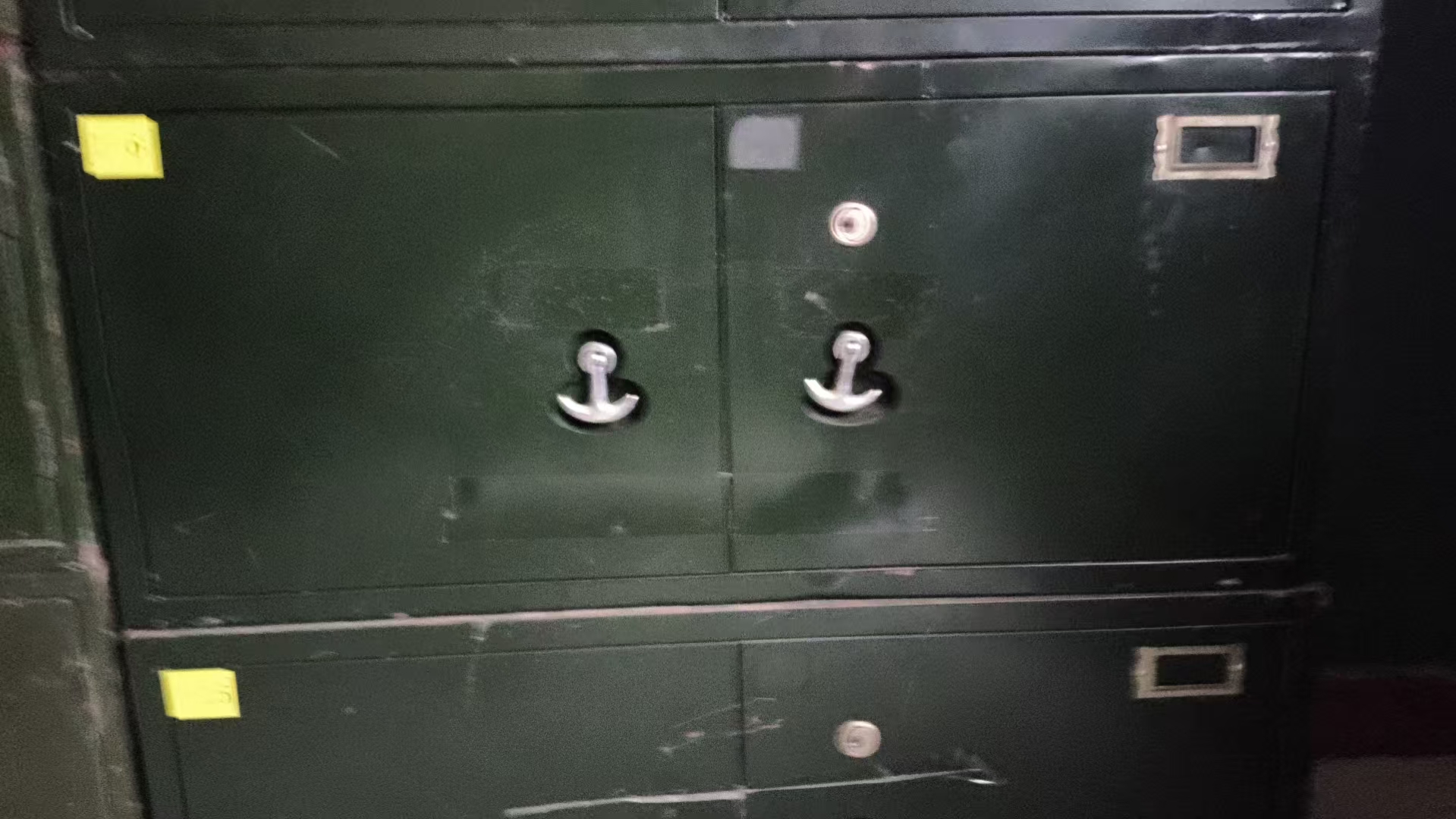 双开门小铁皮柜