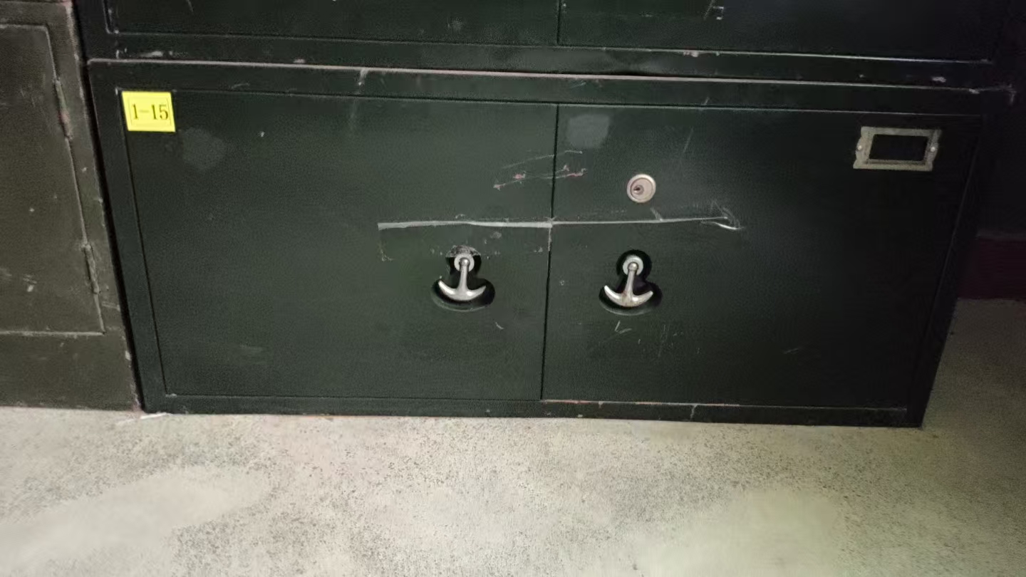 双开门小铁皮柜