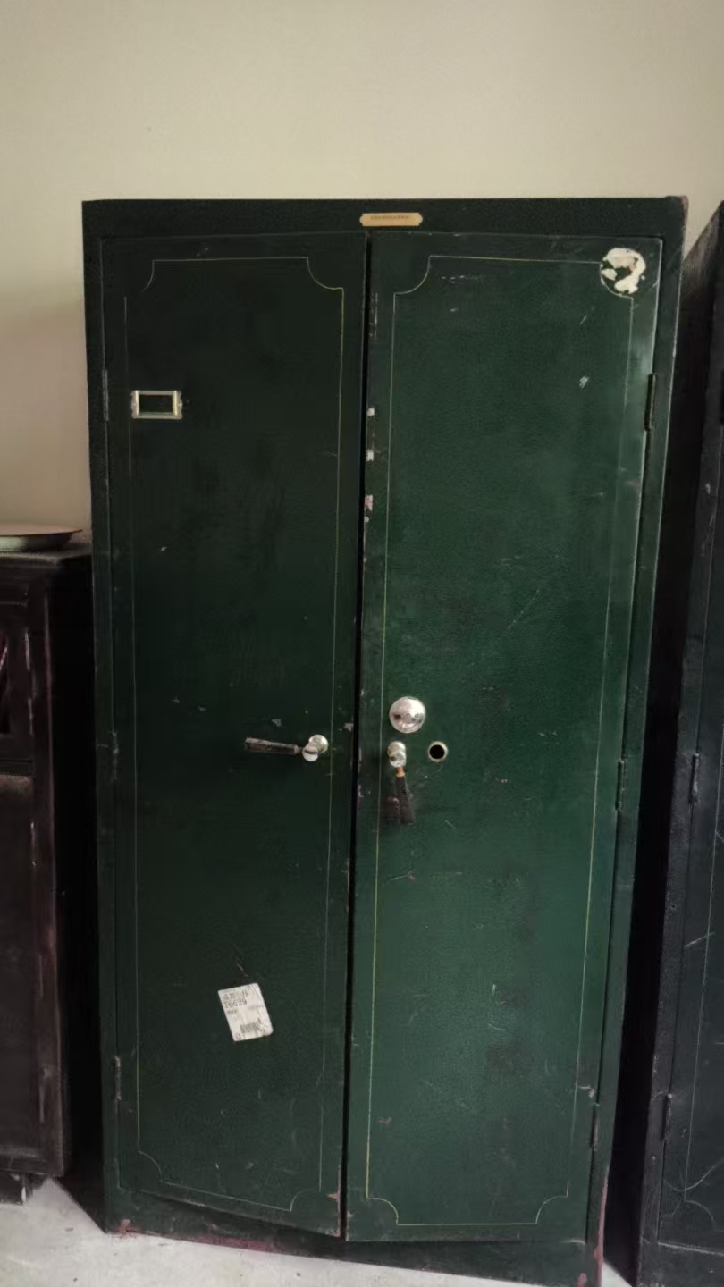 双开门铁皮柜