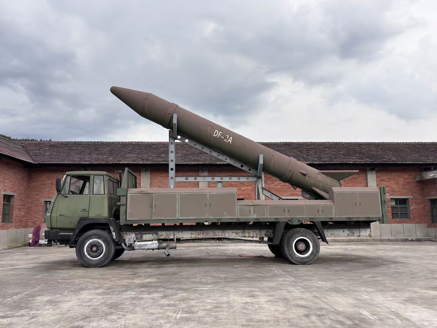 东风-2A（DF-2A）导弹运载发射车模型