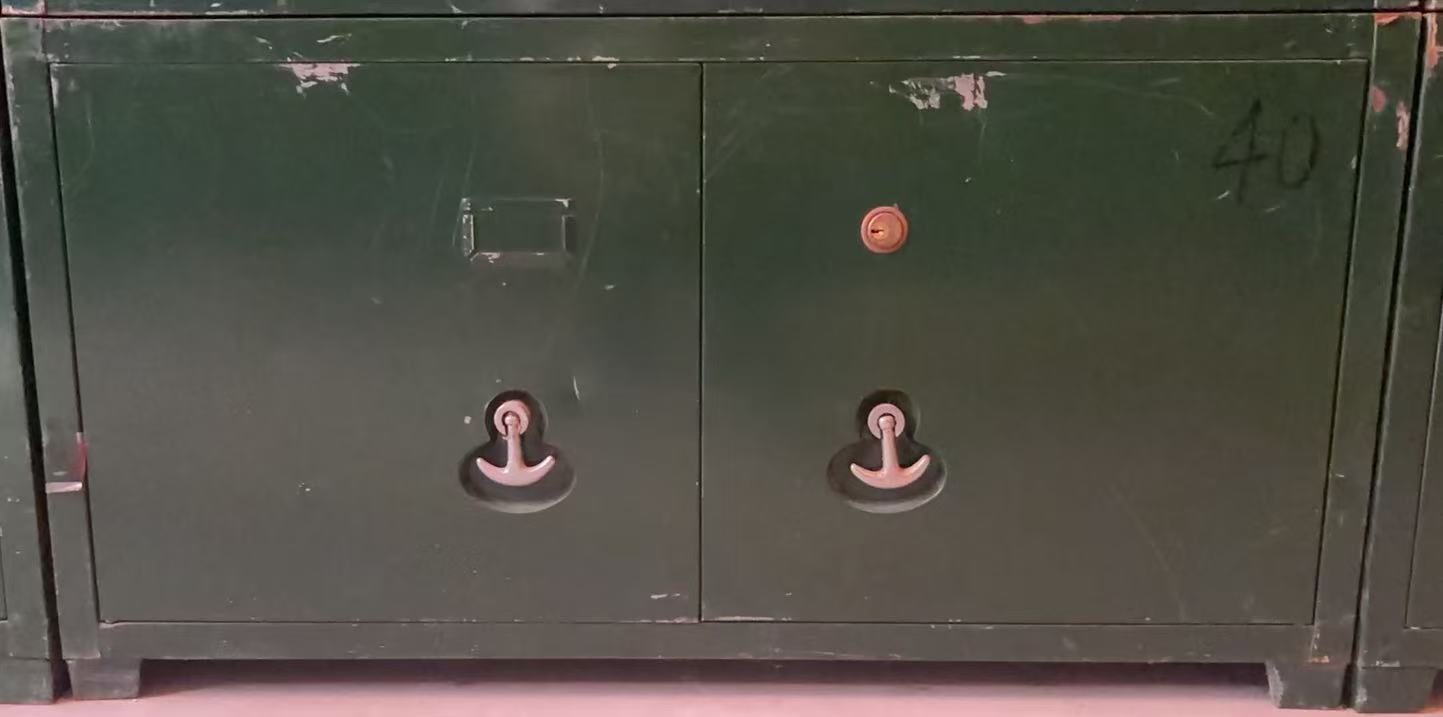 双开门小铁皮柜