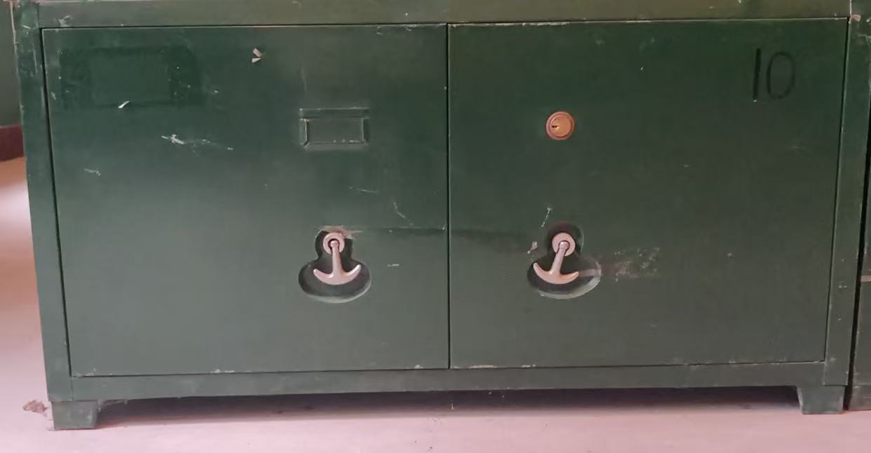 双开门小铁皮柜