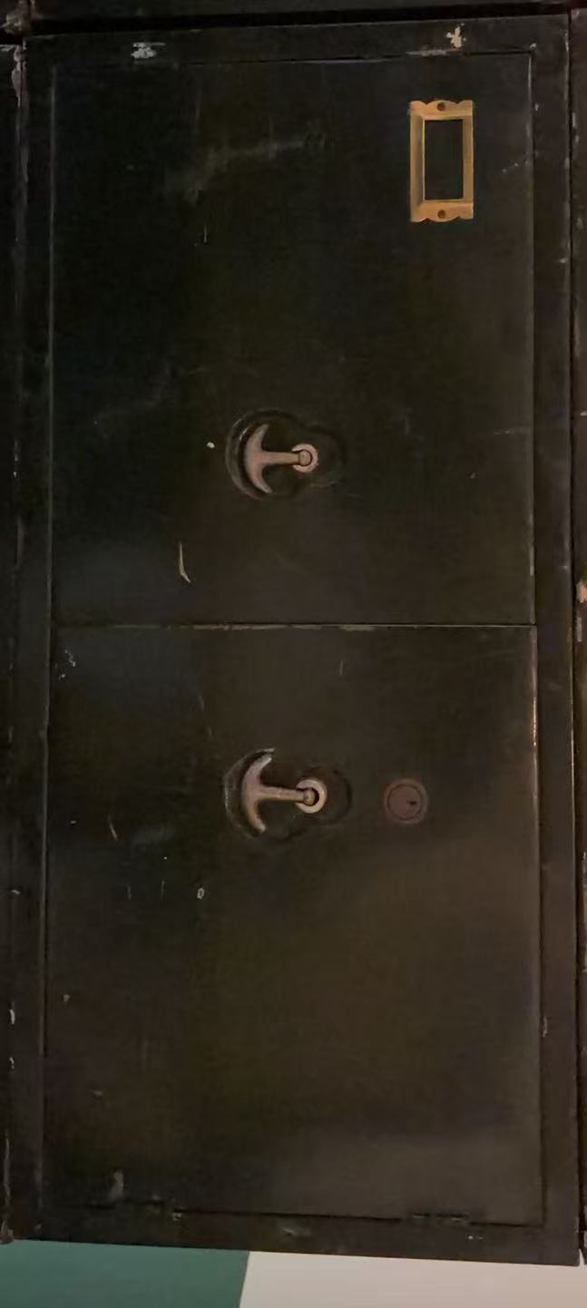 双开门小铁皮柜