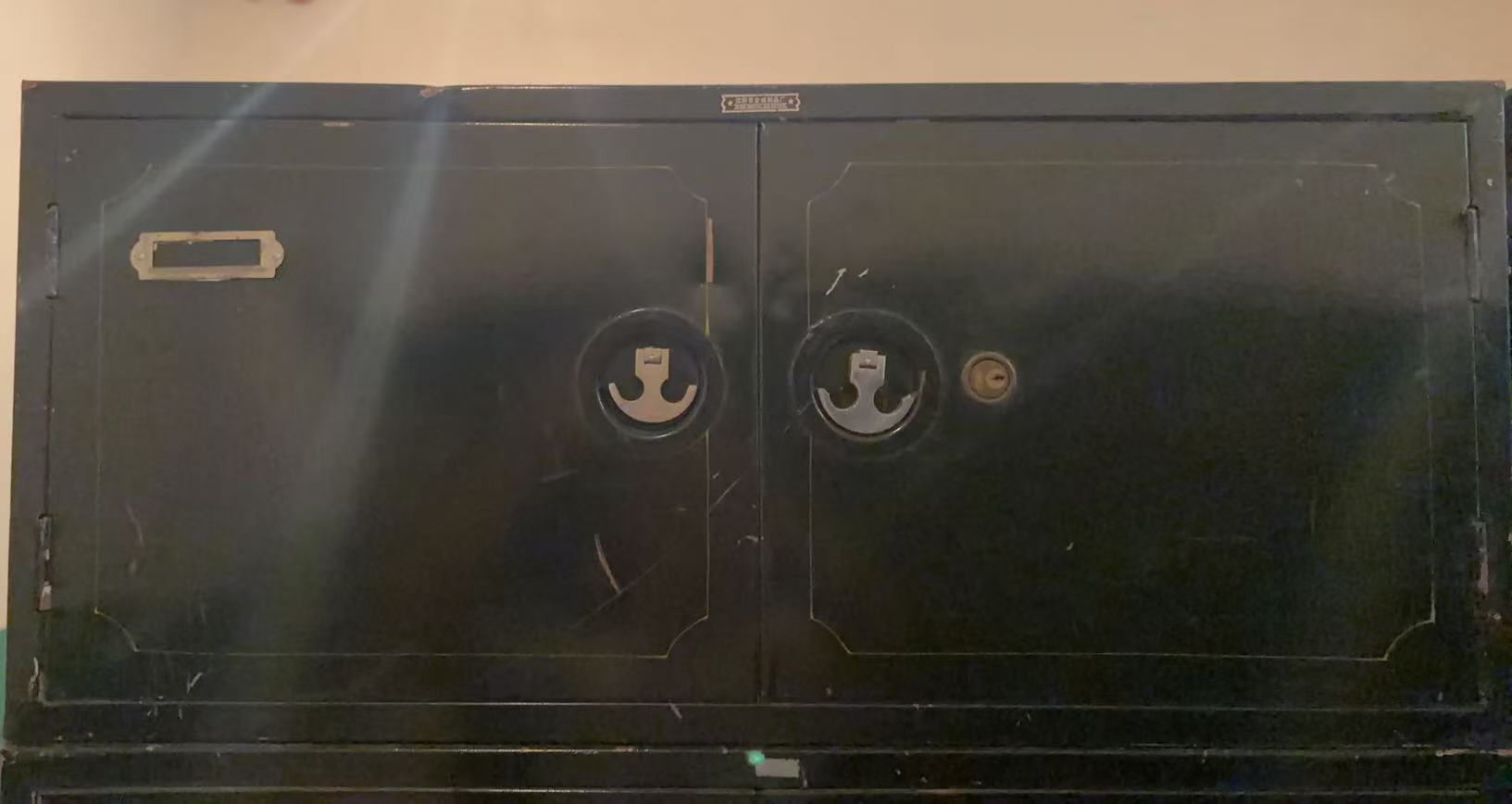双开门小铁皮柜