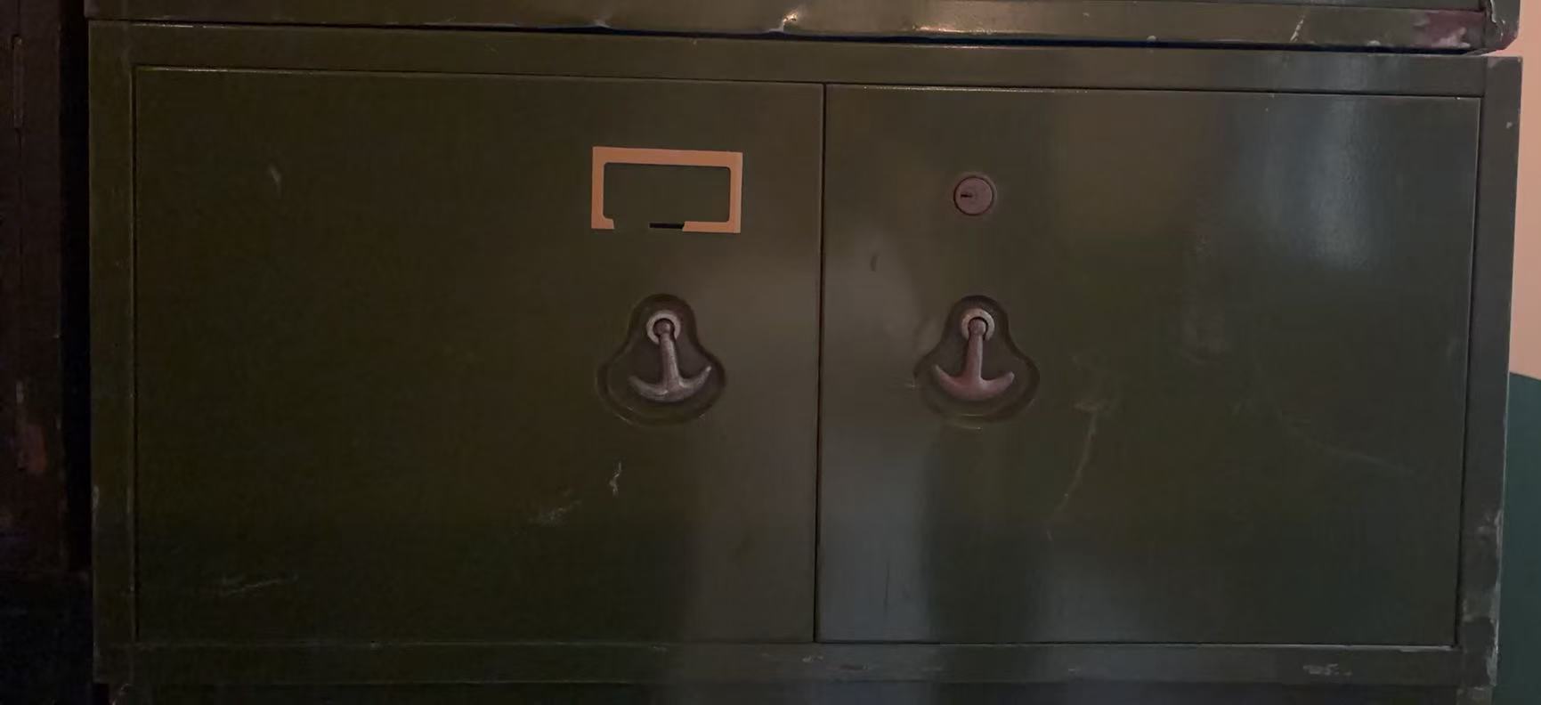双开门小铁皮柜