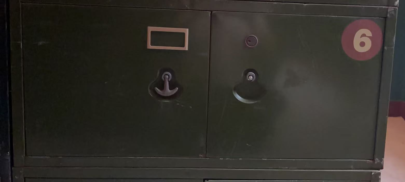 双开门小铁皮柜