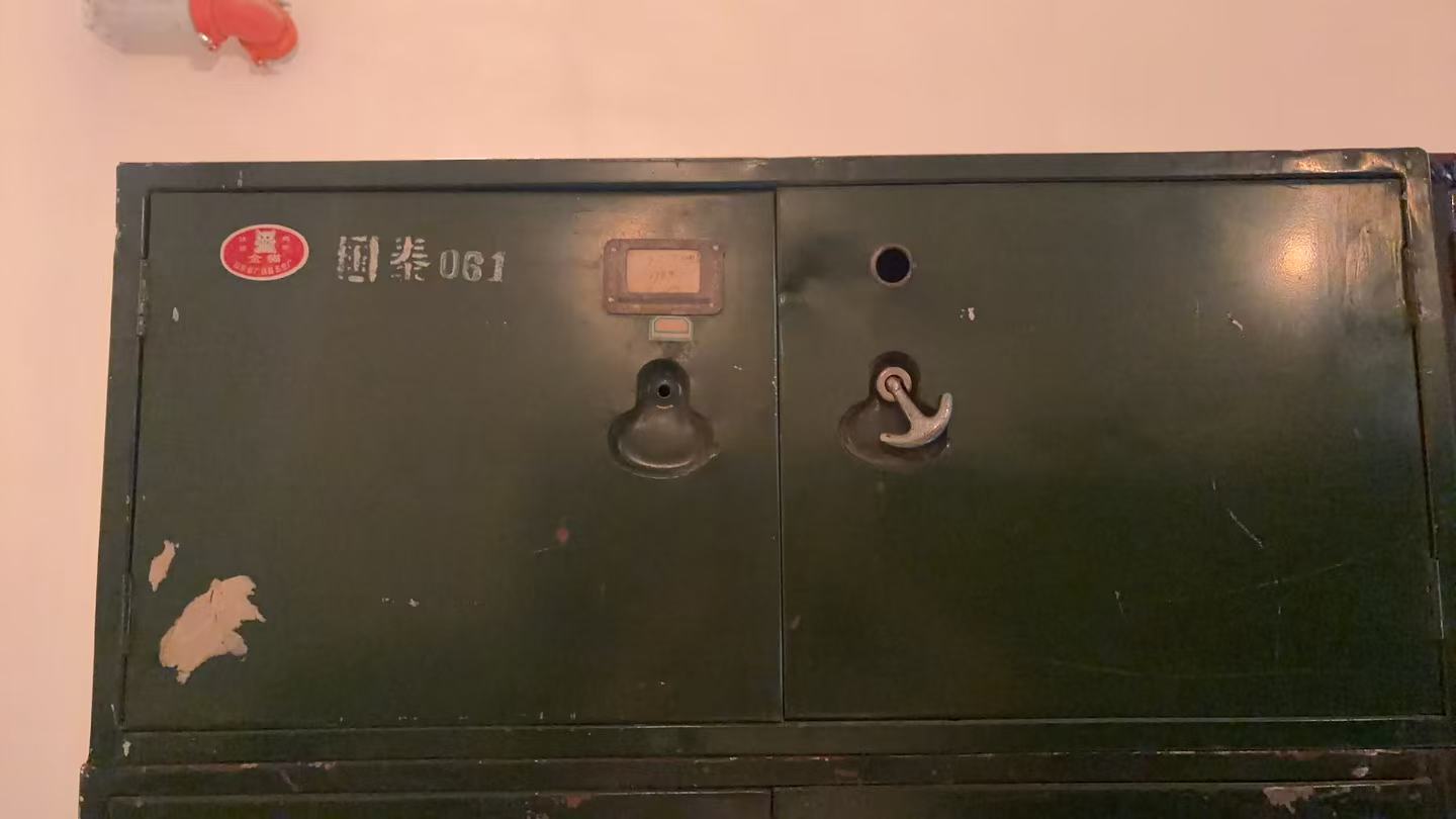 双开门小铁皮柜