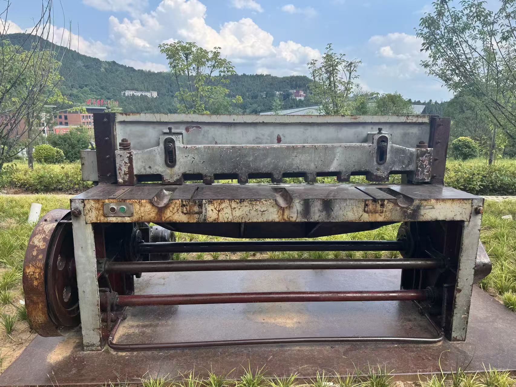2.5×1600毫米
剪板机