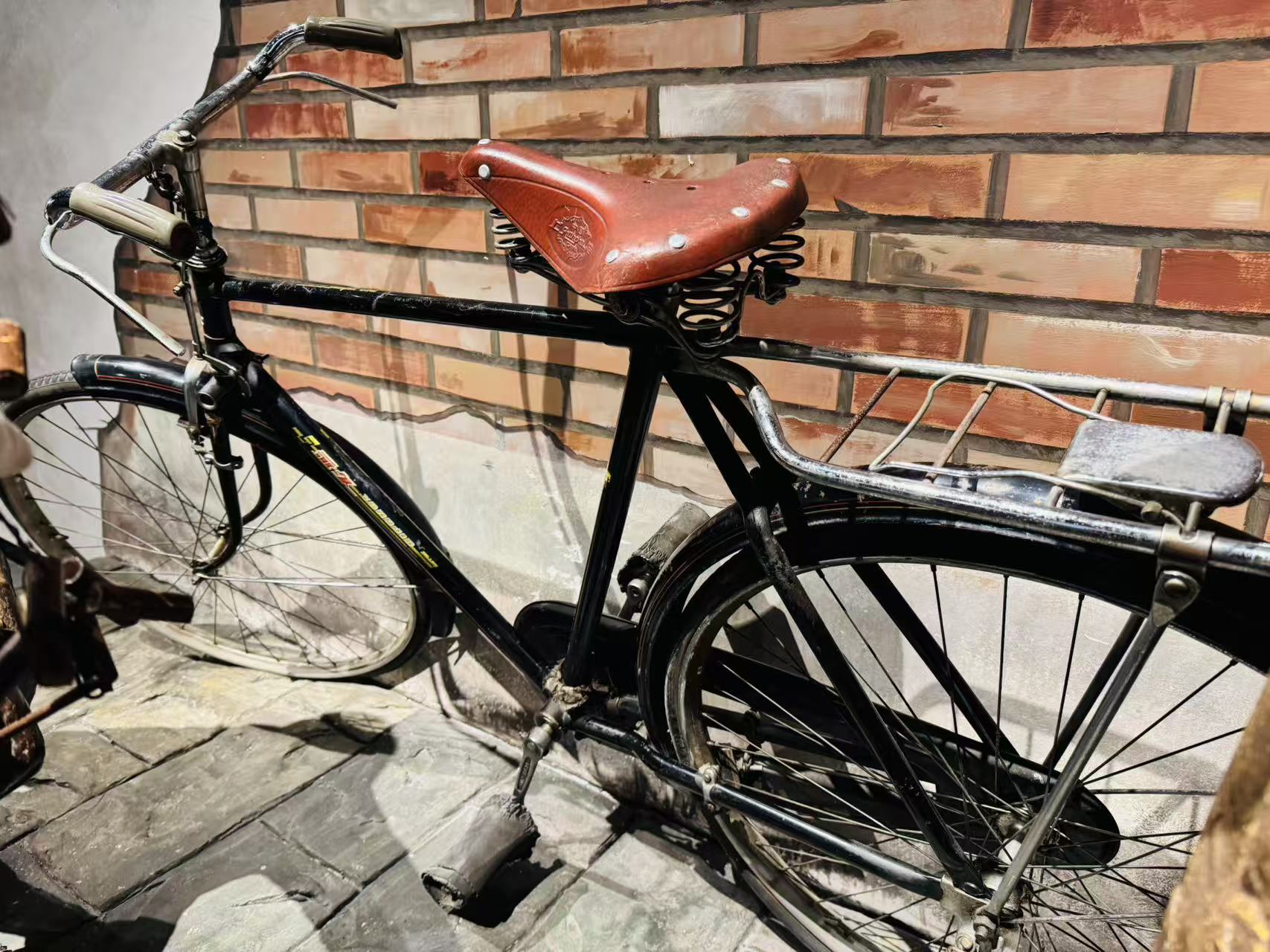 老式二八杠自行车