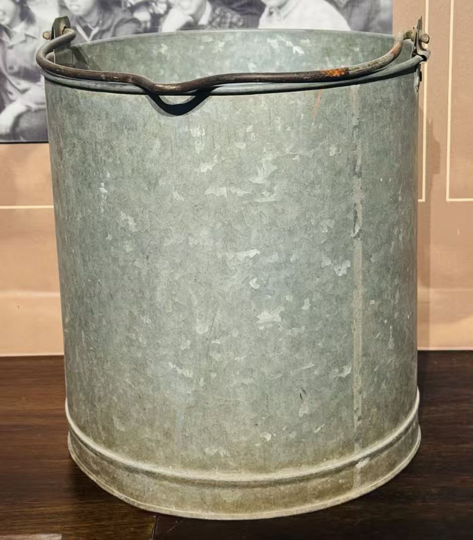 铁制水桶