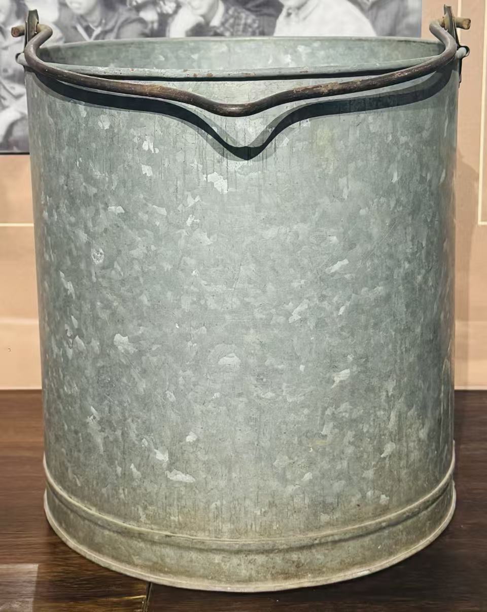 铁制水桶