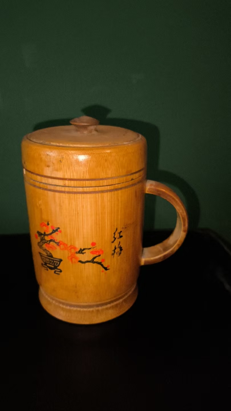 彩绘红梅纹竹制带柄盖杯