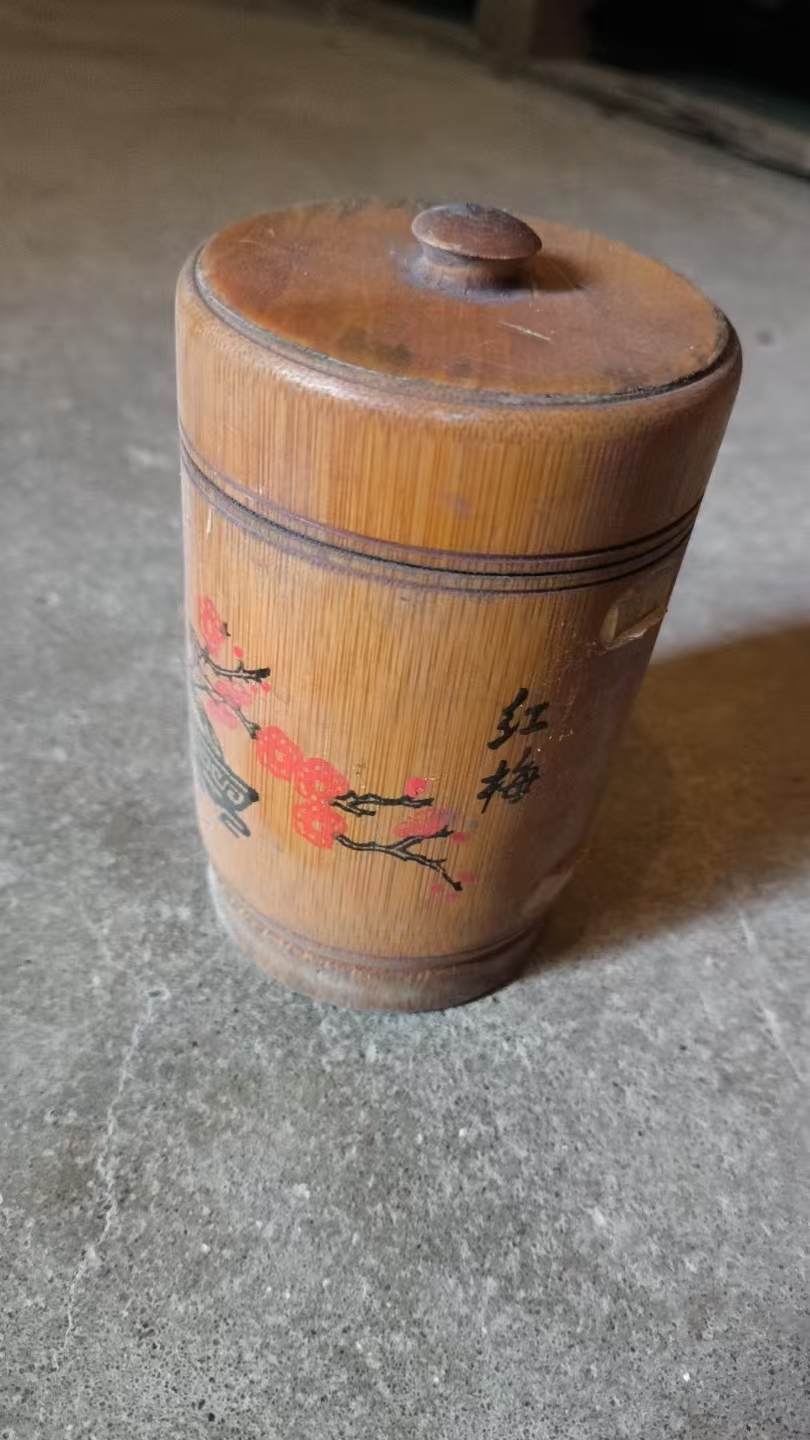 红梅纹竹筒