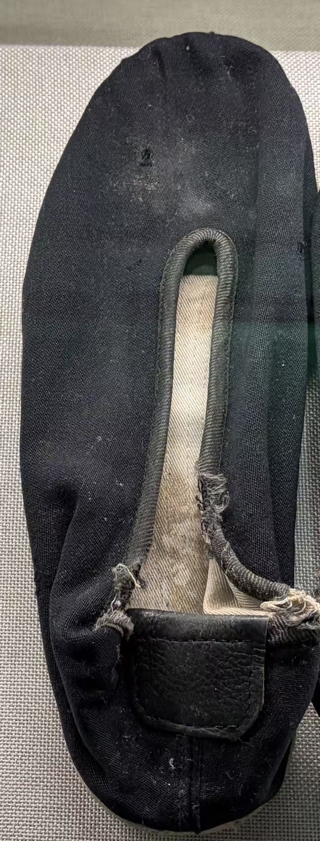 李英杰穿过的布鞋左脚