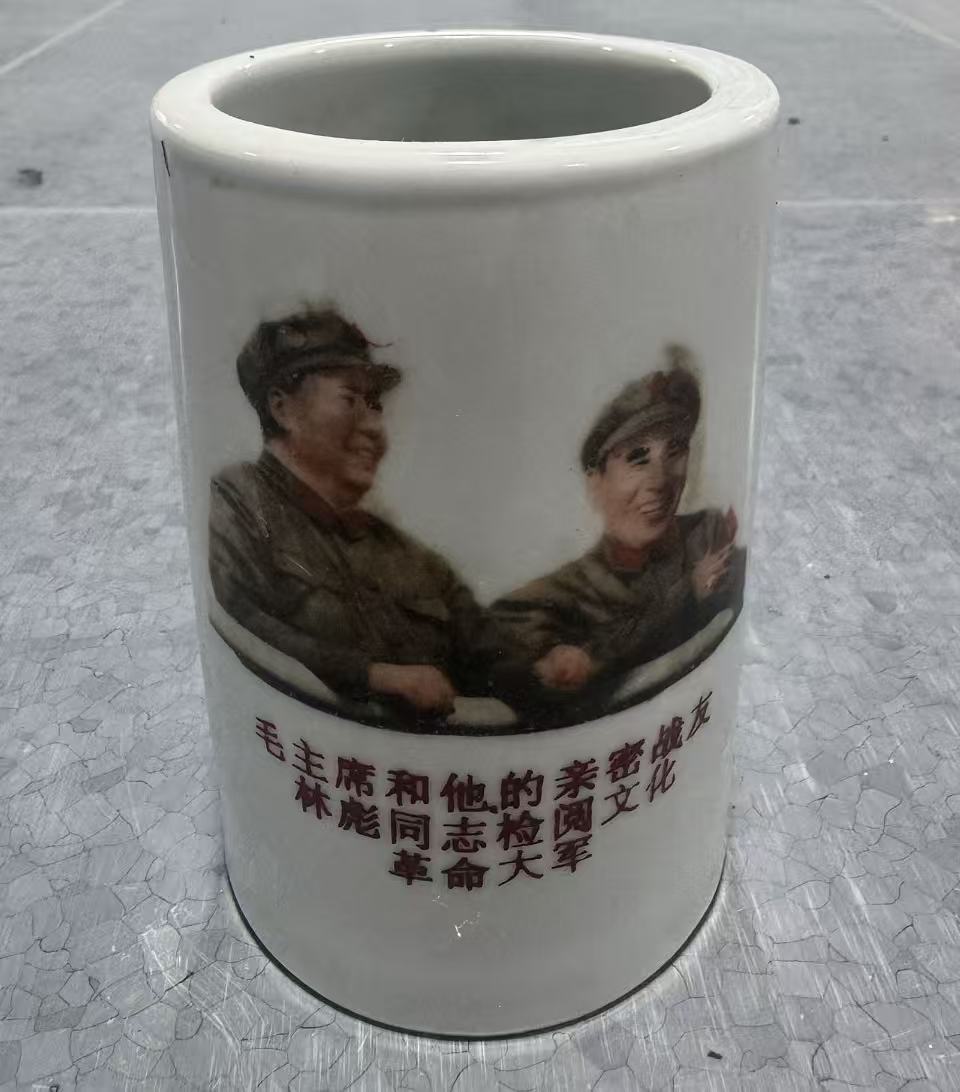 瓷笔筒