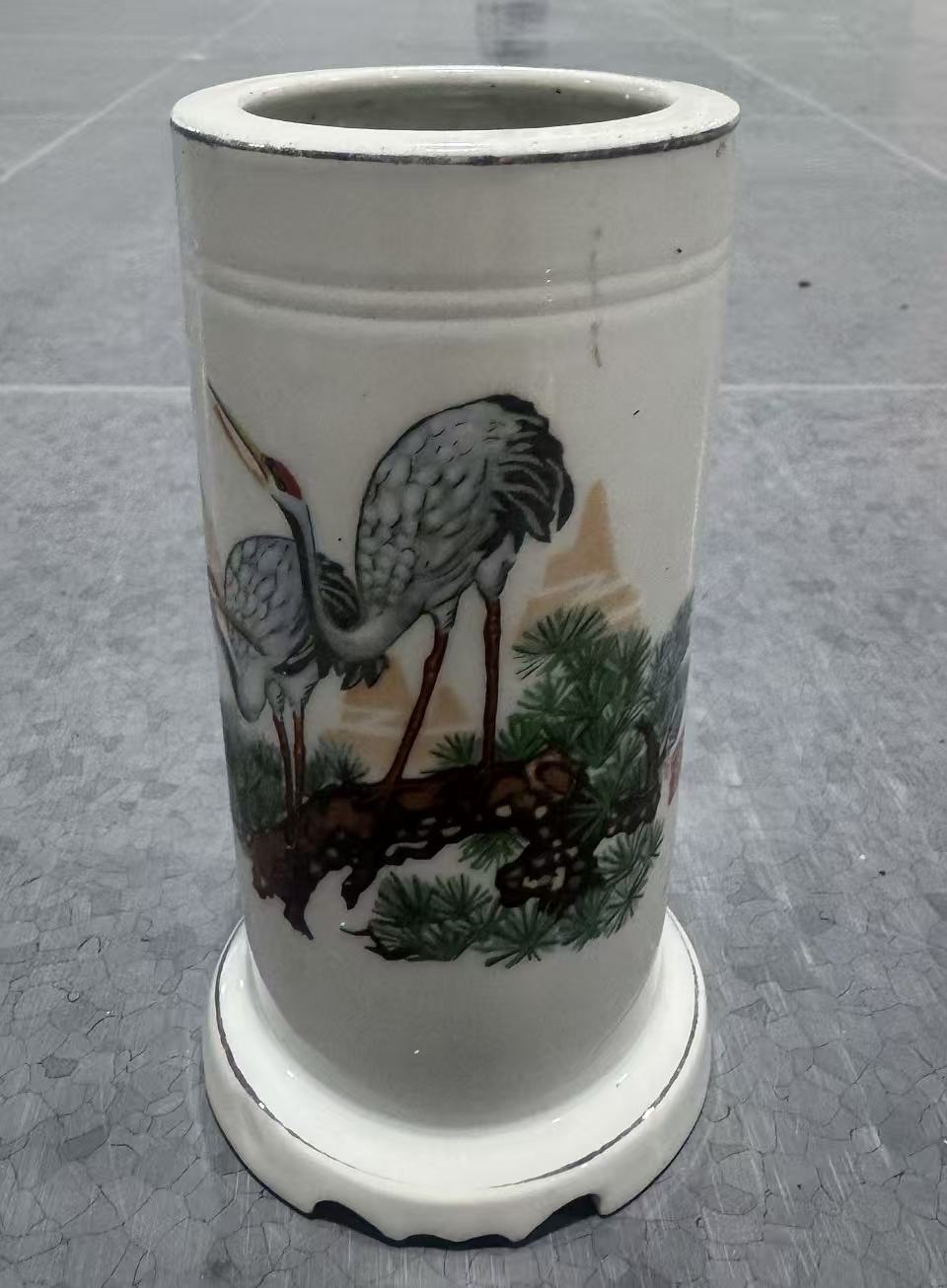 松鹤延年瓷笔筒