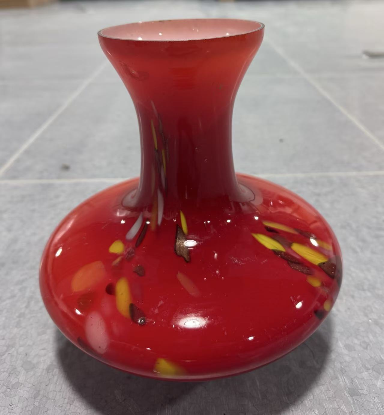红底扁腹玻璃瓶