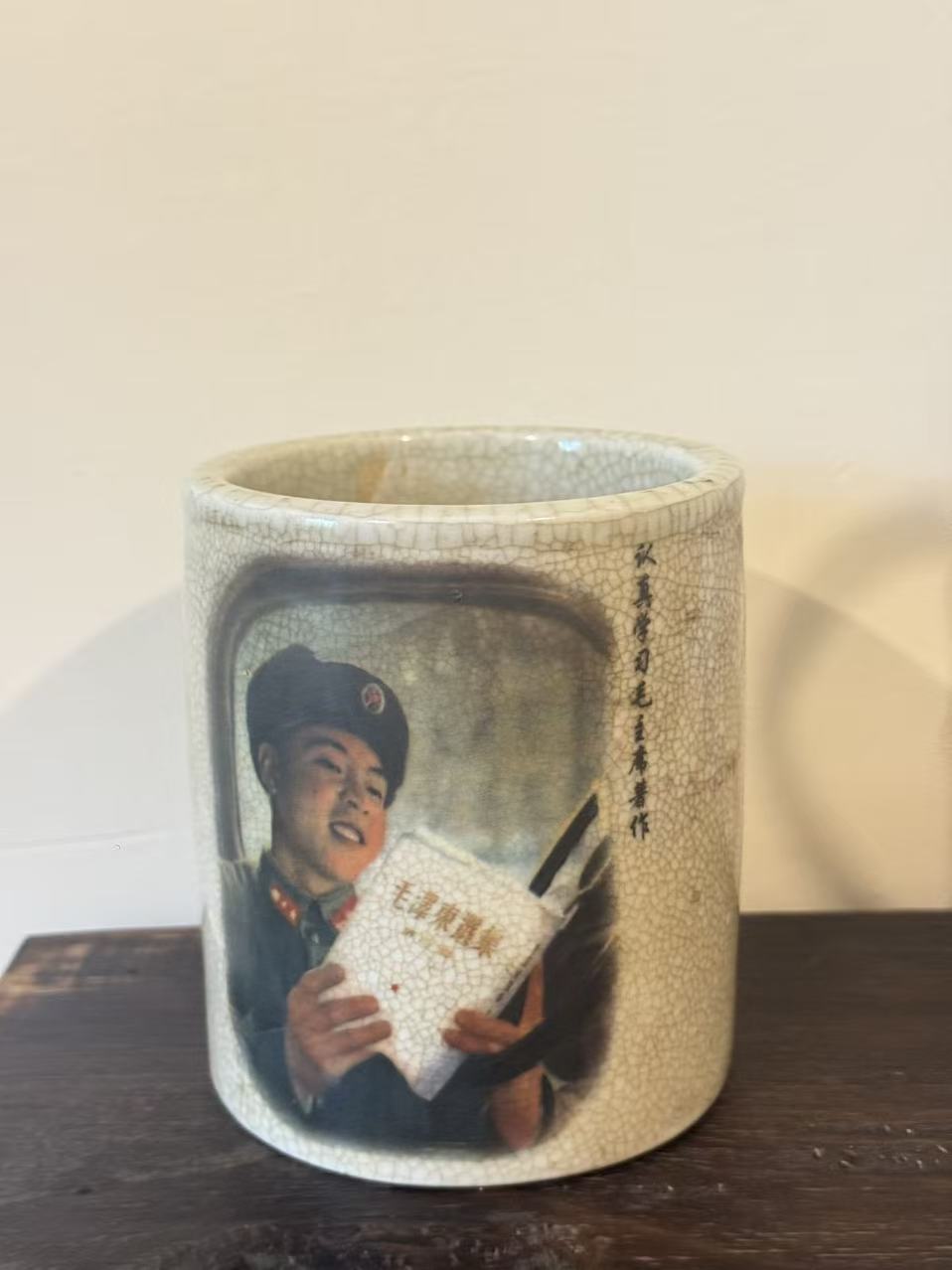 雷锋头像陶瓷笔筒