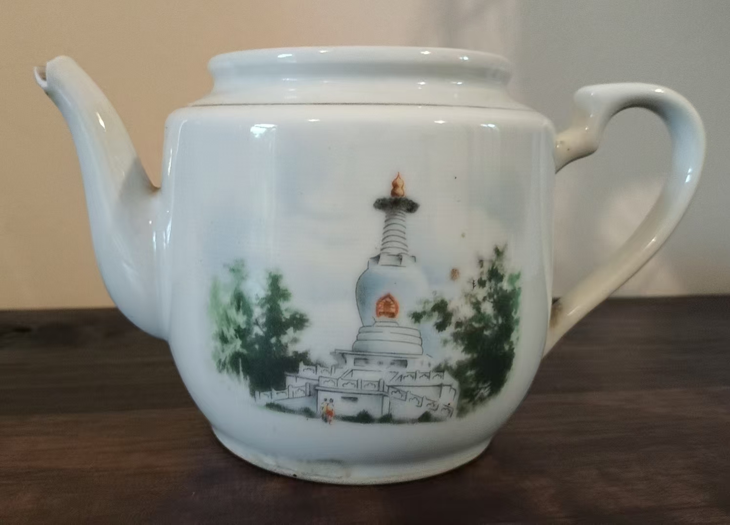 粉彩白塔图瓷壶身