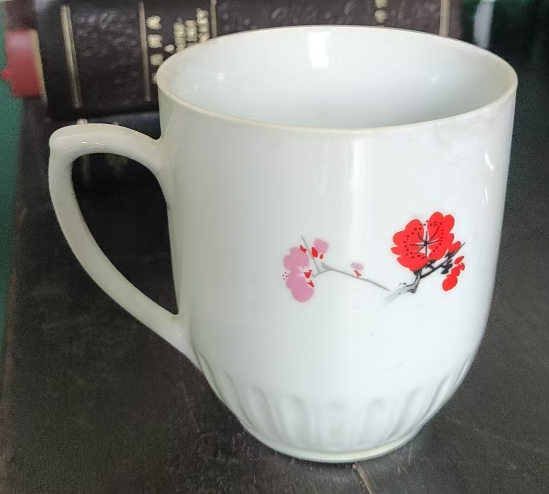 梅花纹瓷杯身