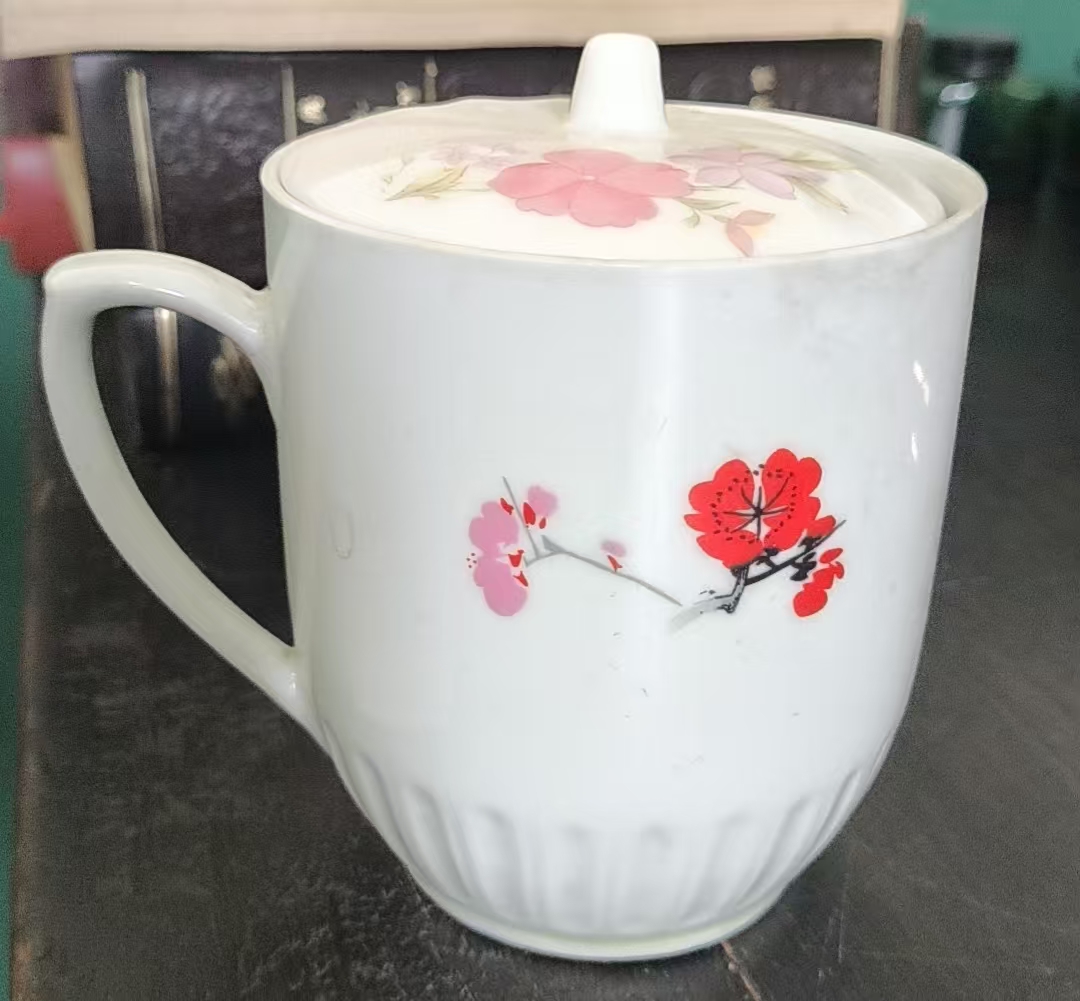 梅花纹瓷杯