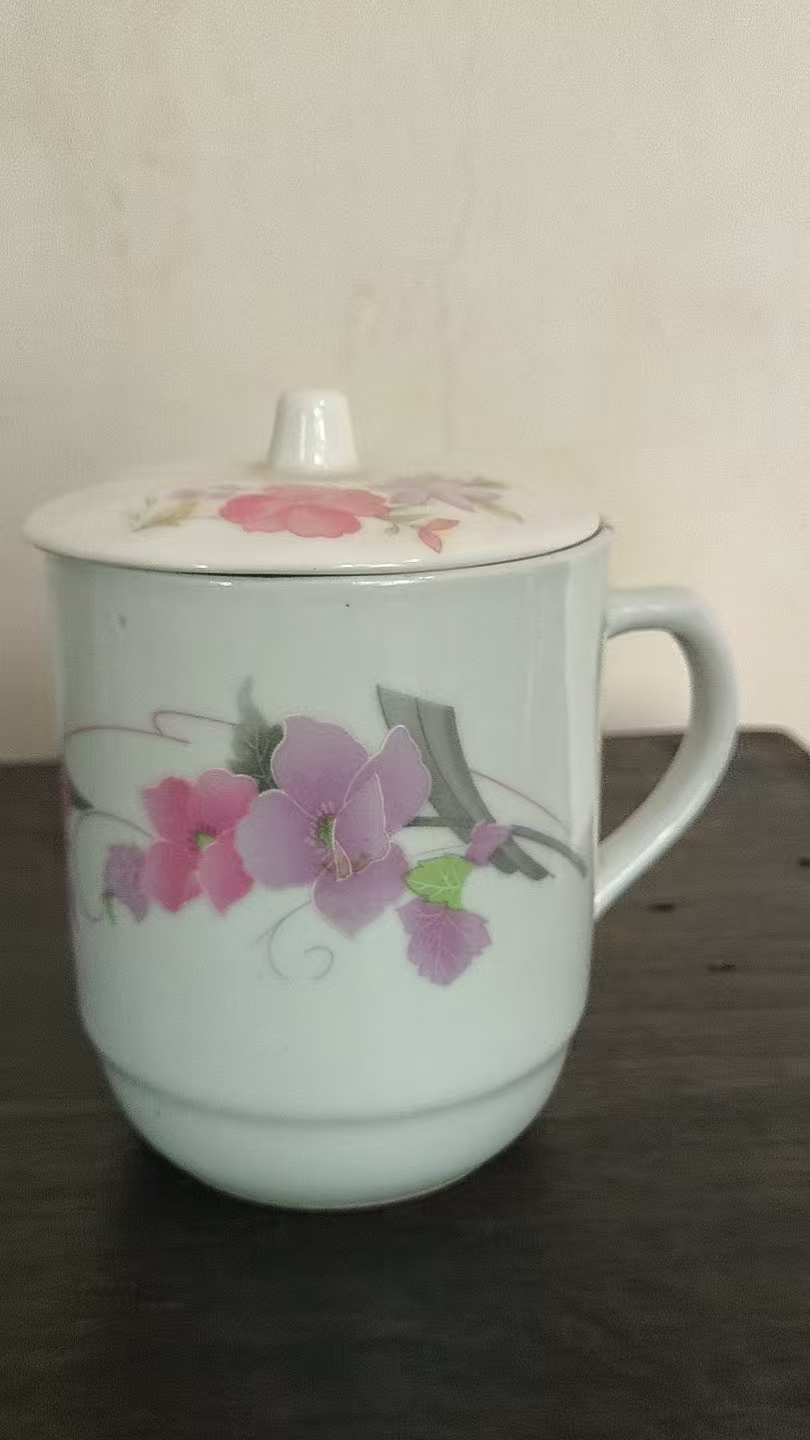 梅花纹瓷杯