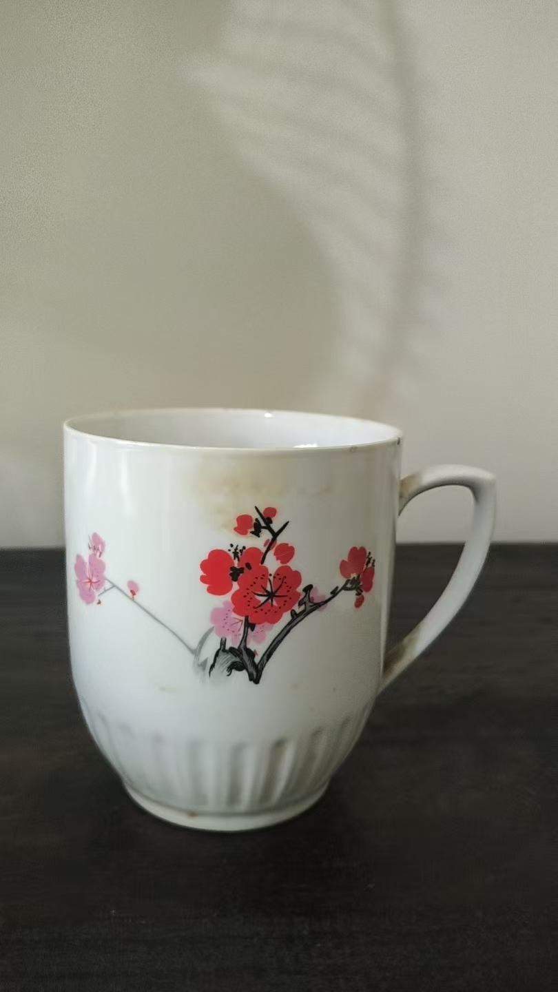 梅花纹瓷杯身