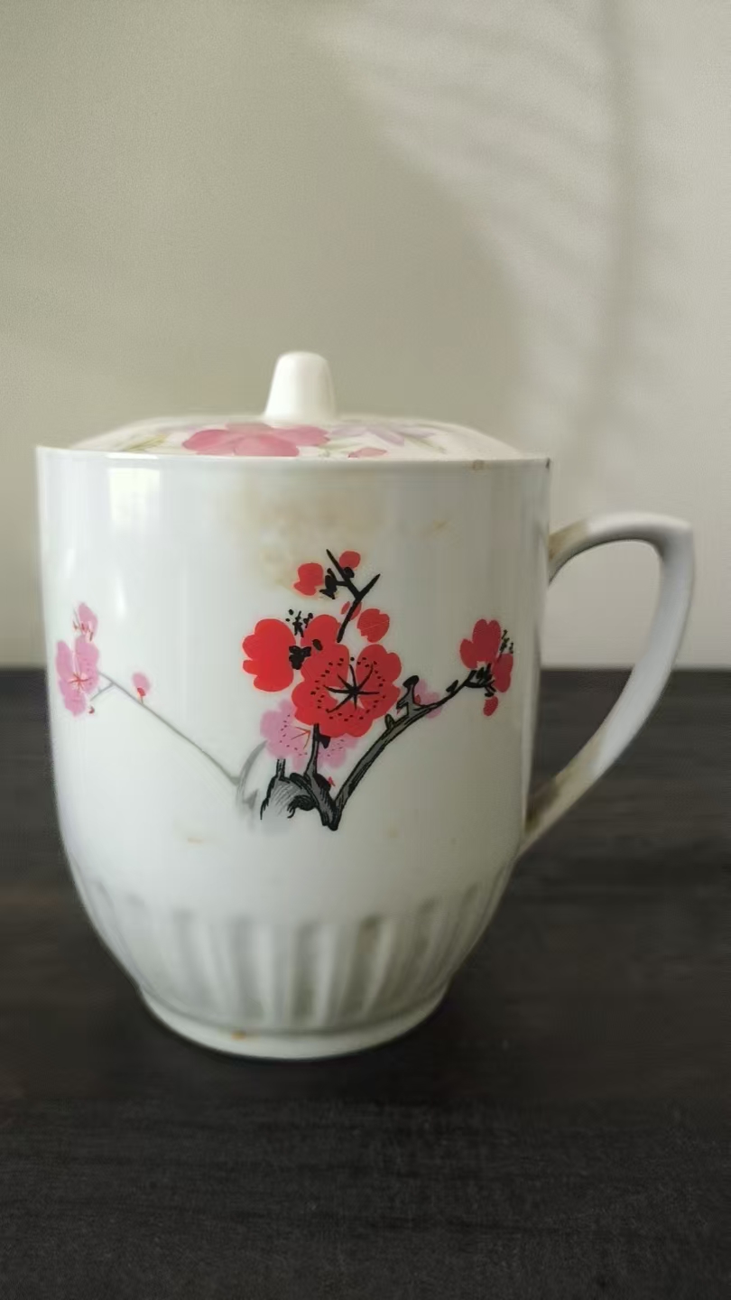 梅花纹瓷杯